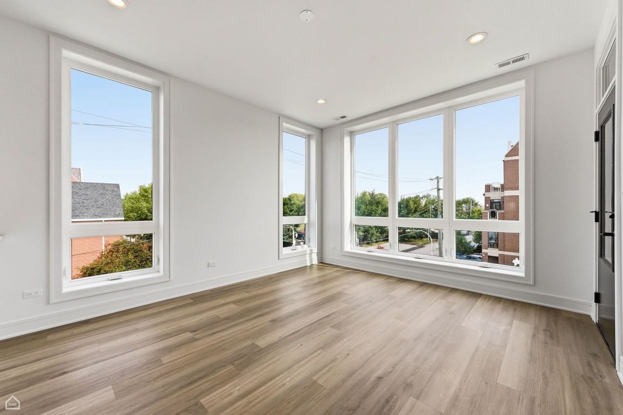 3902 S Lake Park Ave Unit 3 #3 - Photo 3 of 26