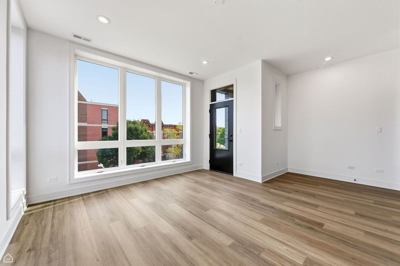 3902 S Lake Park Ave Unit 3 #3 - Photo 5 of 26