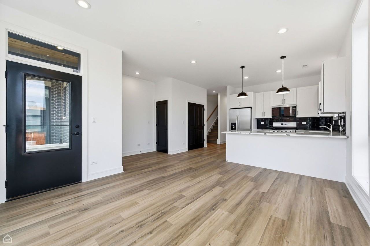 3902 S Lake Park Ave Unit 3 #3 - Photo 7 of 26