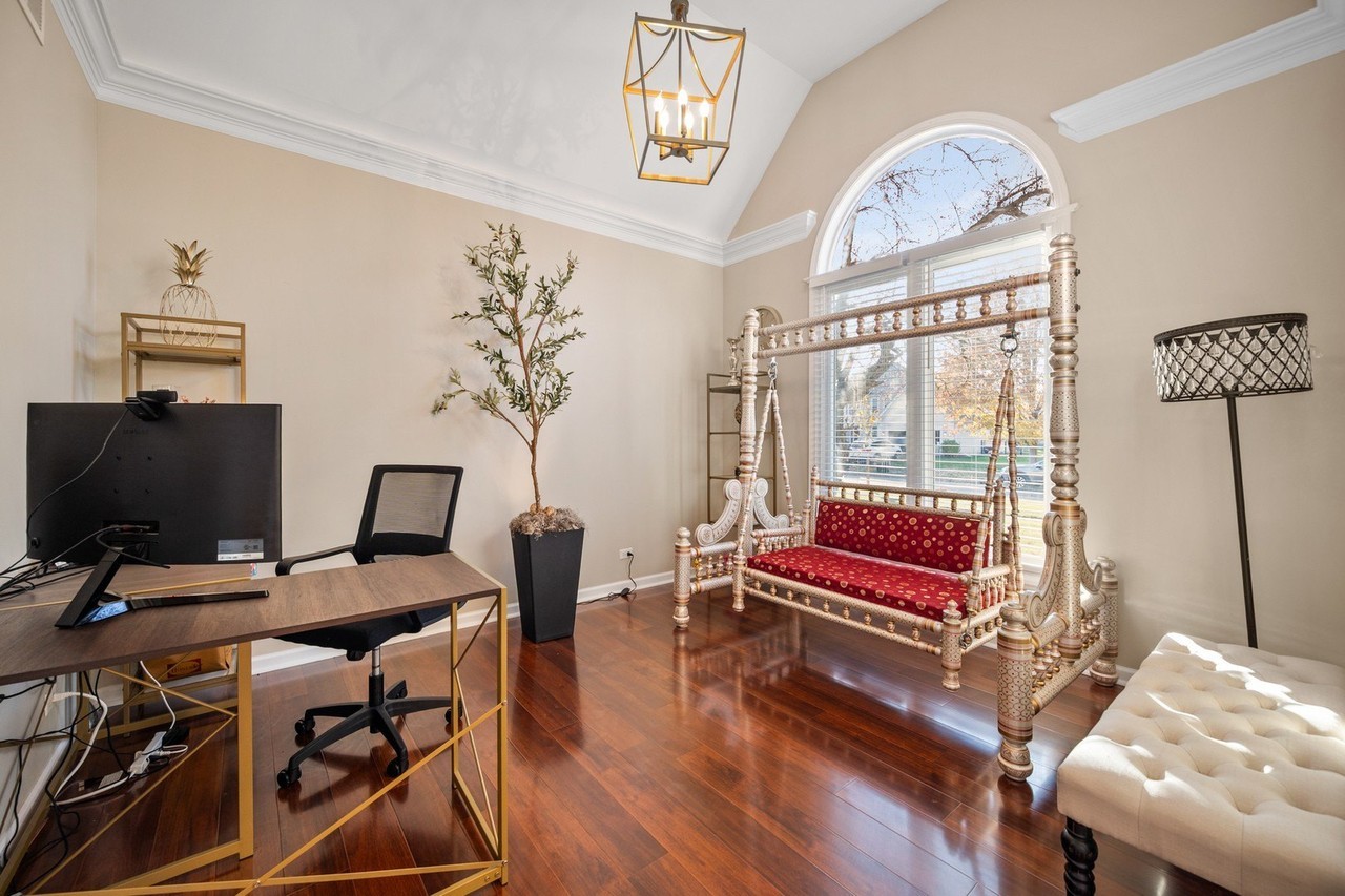 142 N Dixon Dr - Photo 3 of 30