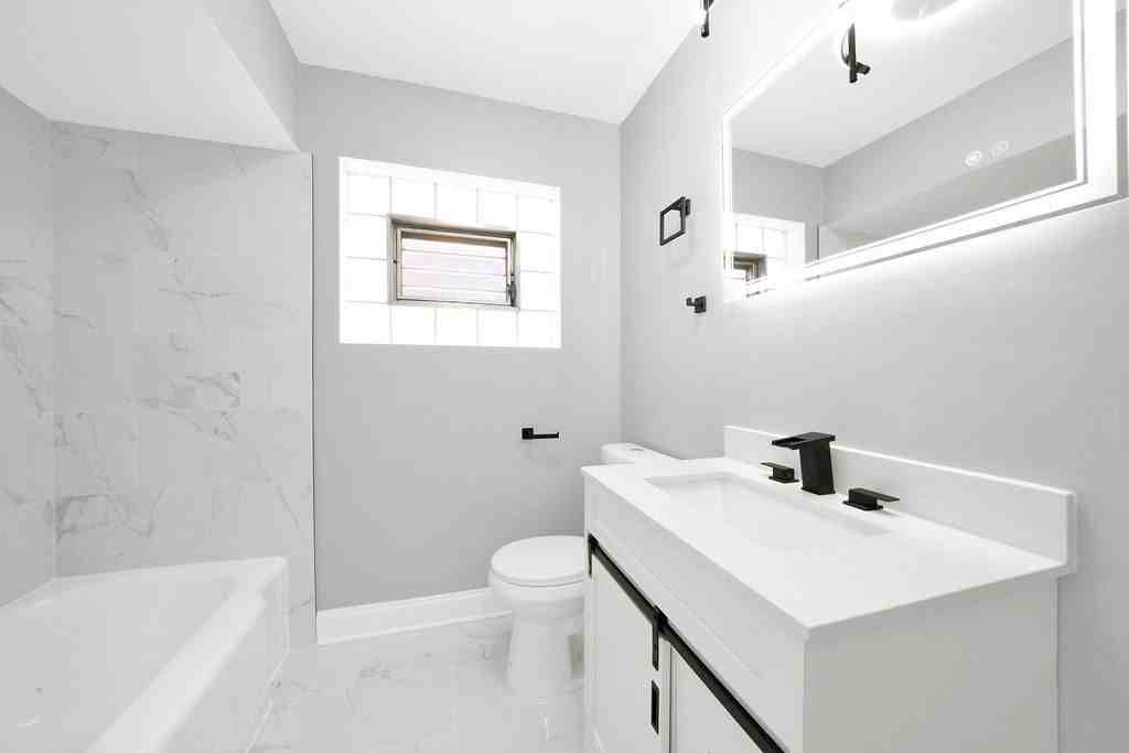 7245 S Washtenaw Ave Unit 2 #2 - Photo 4 of 14