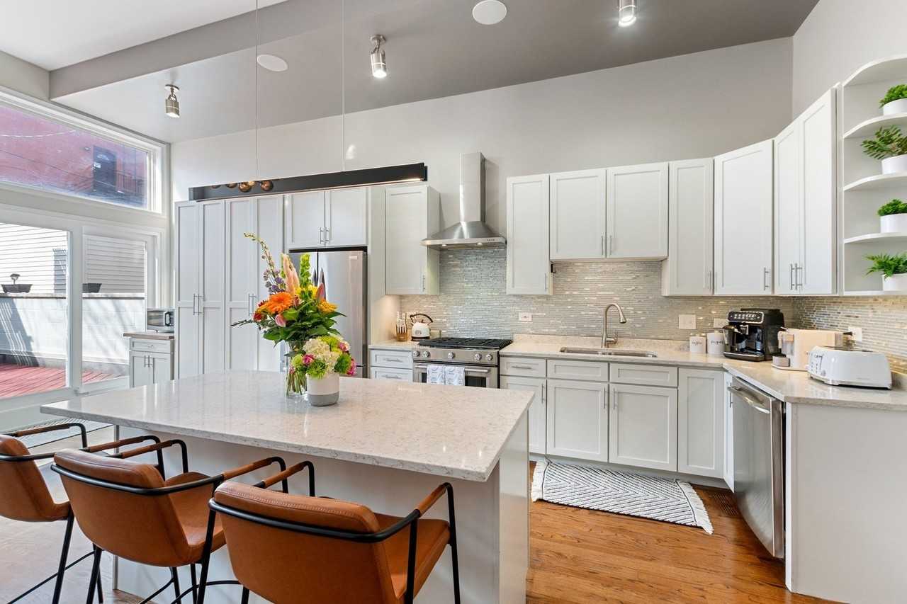 1527 W Pearson St - Photo 3 of 40