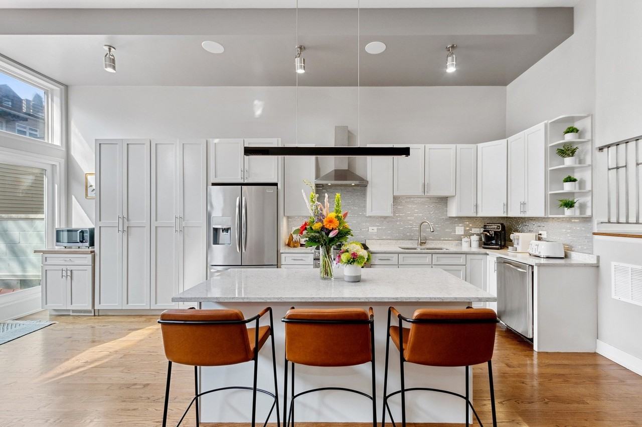 1527 W Pearson St - Photo 4 of 40