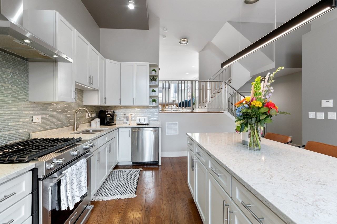 1527 W Pearson St - Photo 7 of 40