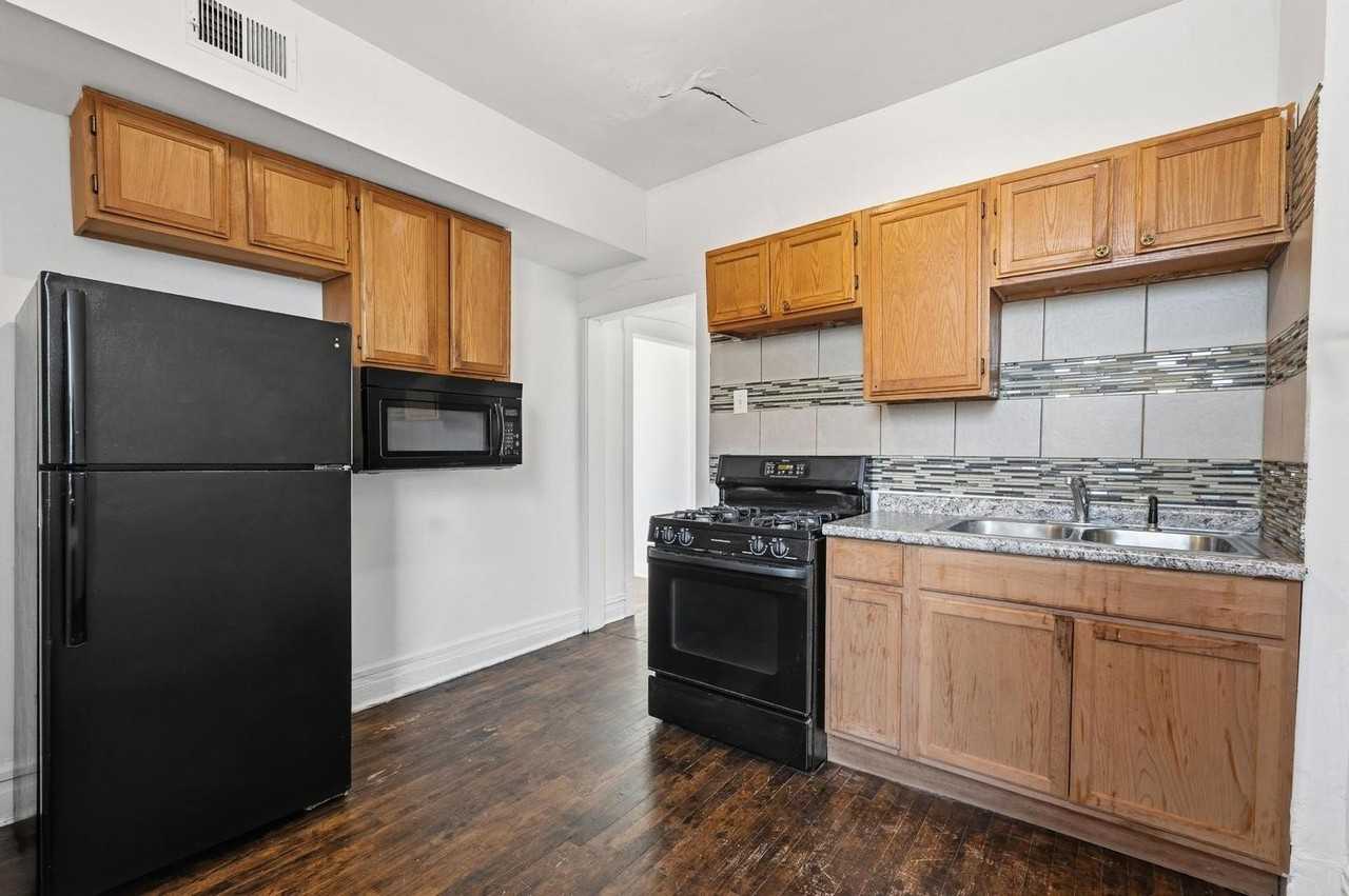 3752 W Division St Apt 3w #3W - Photo 5 of 11