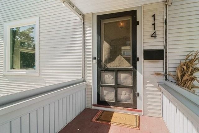 114 Harrison St - Photo 4 of 28
