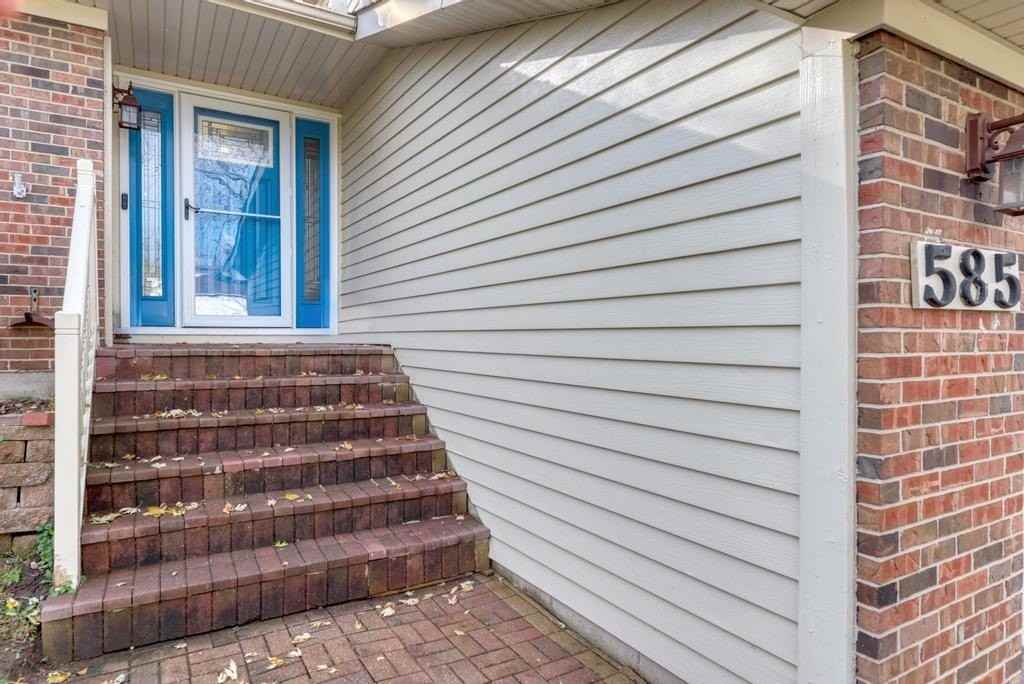 585 Cambridge Way - Photo 3 of 34