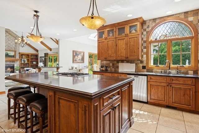 8S241 Dunham Dr - Photo 5 of 27