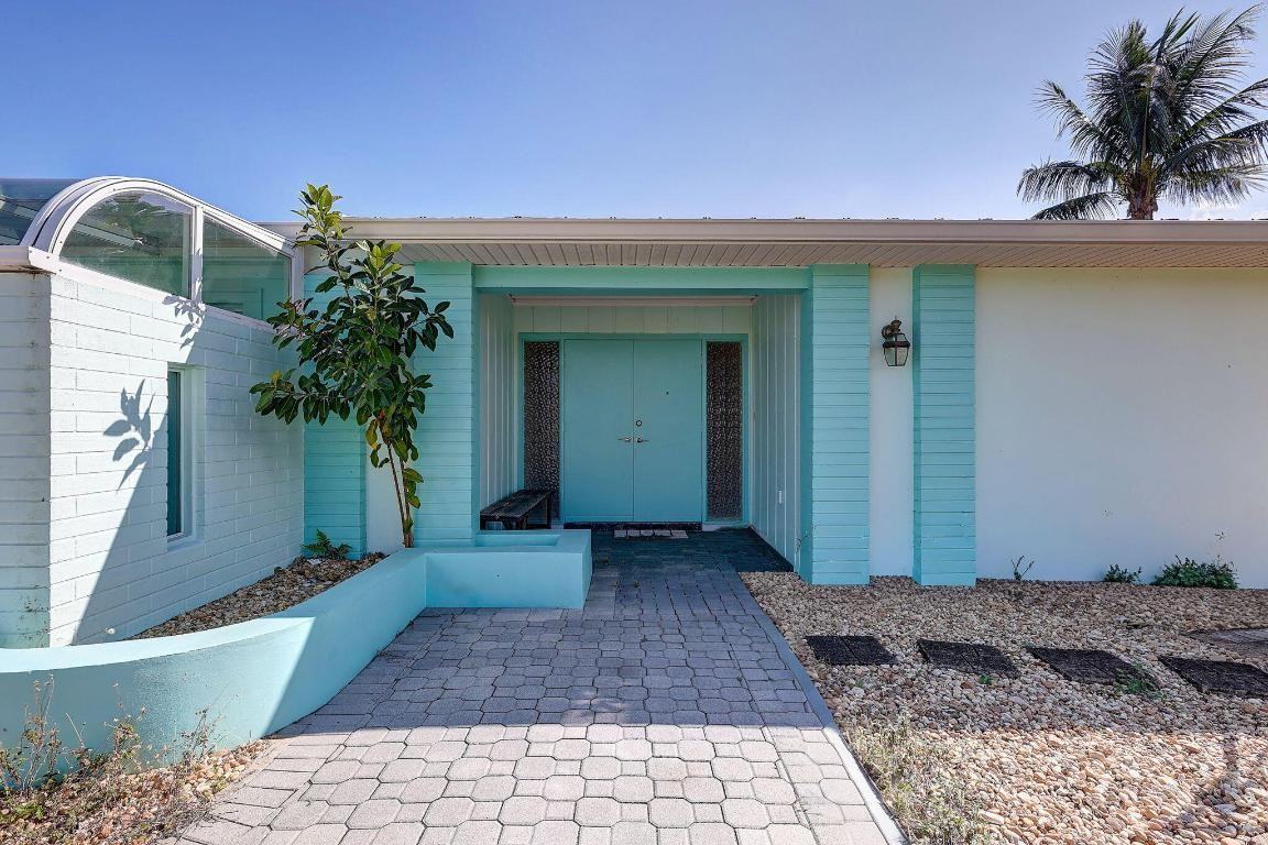 683 Se Harborview Dr - Photo 2 of 25