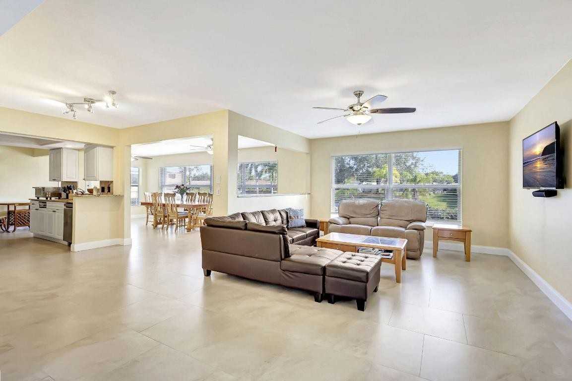 683 Se Harborview Dr - Photo 4 of 25