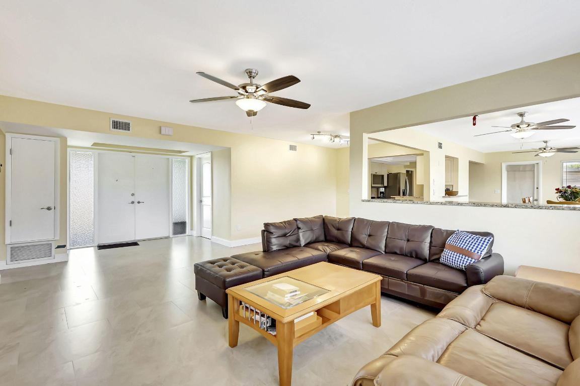 683 Se Harborview Dr - Photo 5 of 25