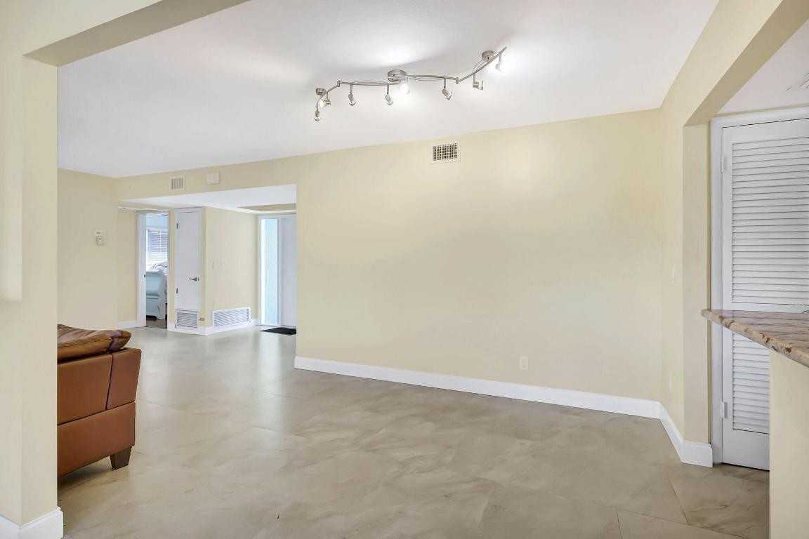 683 Se Harborview Dr - Photo 6 of 25