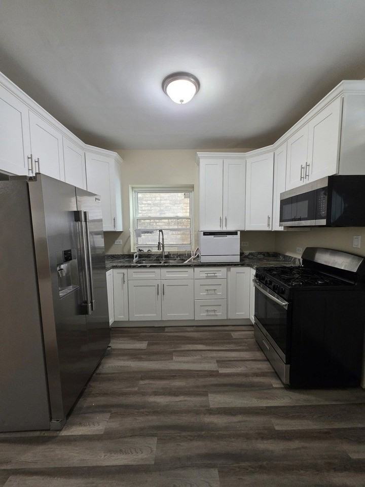 4831 W Roscoe St Unit 2 #2 - Photo 3 of 16