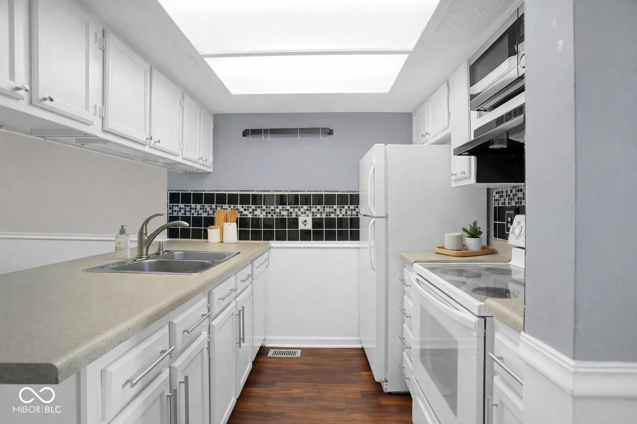 6010 Southbay Dr - Photo 5 of 19