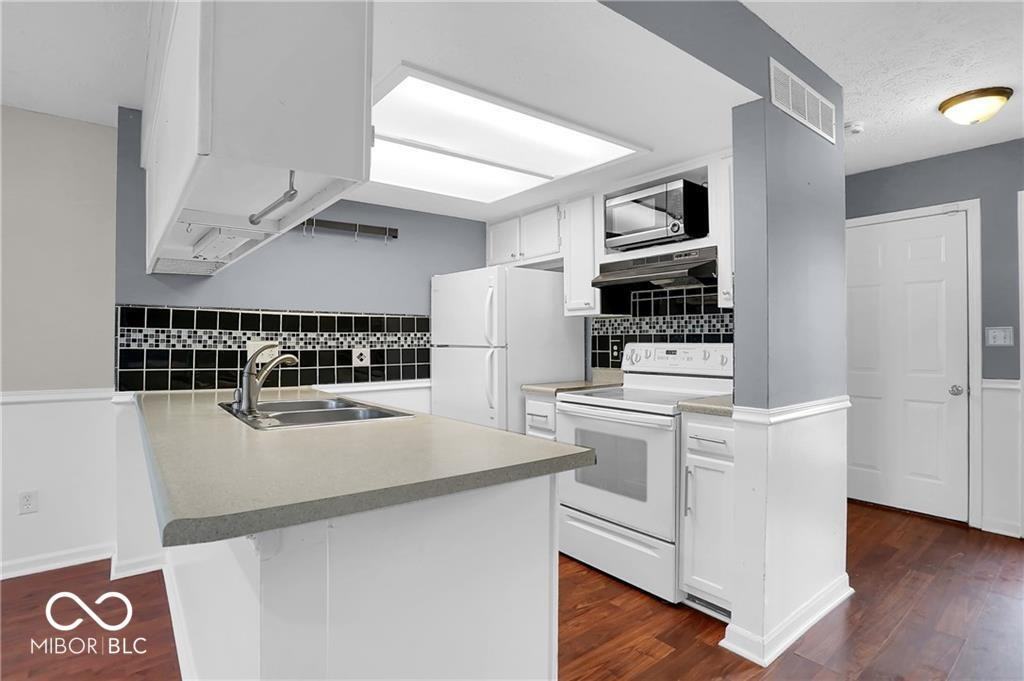 6010 Southbay Dr - Photo 6 of 19