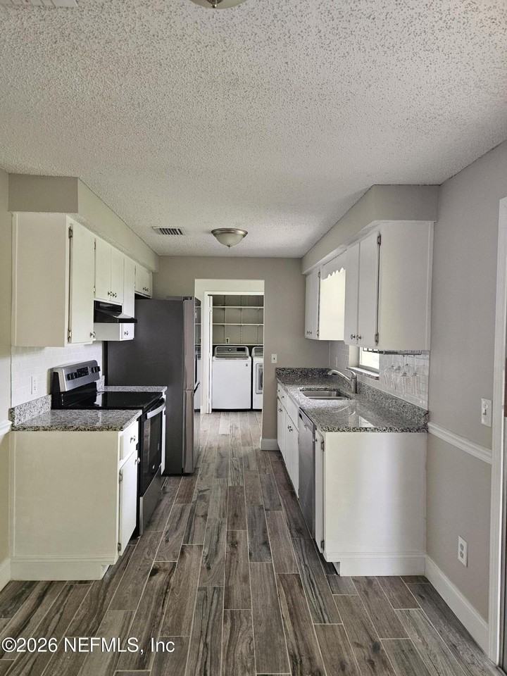 2634 Pinewood Blvd S - Photo 3 of 8