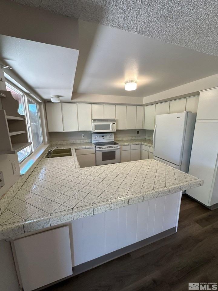 462 Steffanie Way - Photo 4 of 20