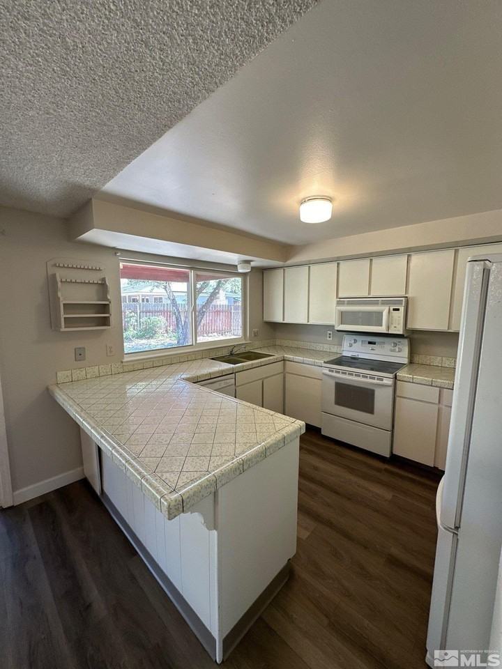 462 Steffanie Way - Photo 5 of 20