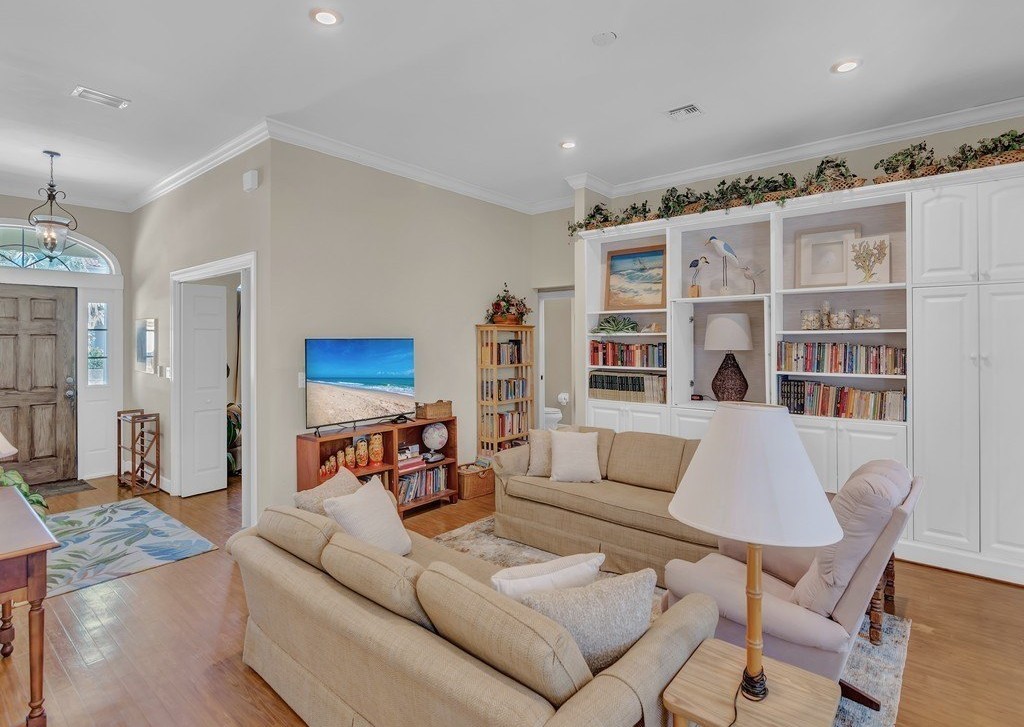 2225 Seaside St - Photo 5 of 36