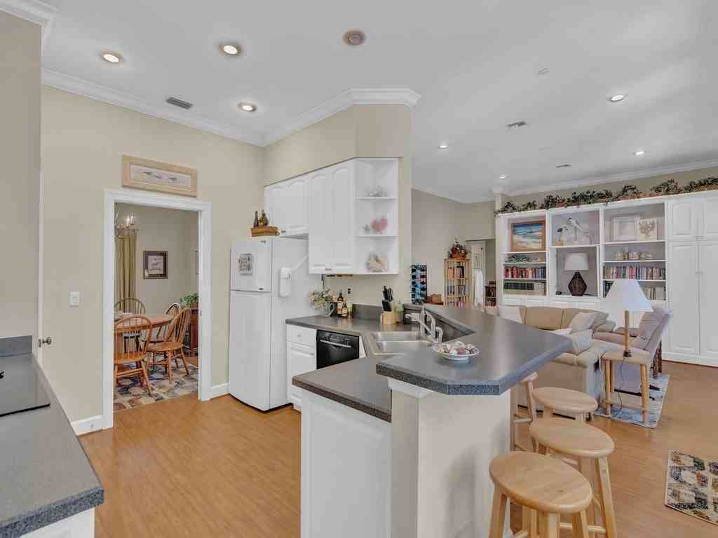 2225 Seaside St - Photo 7 of 36