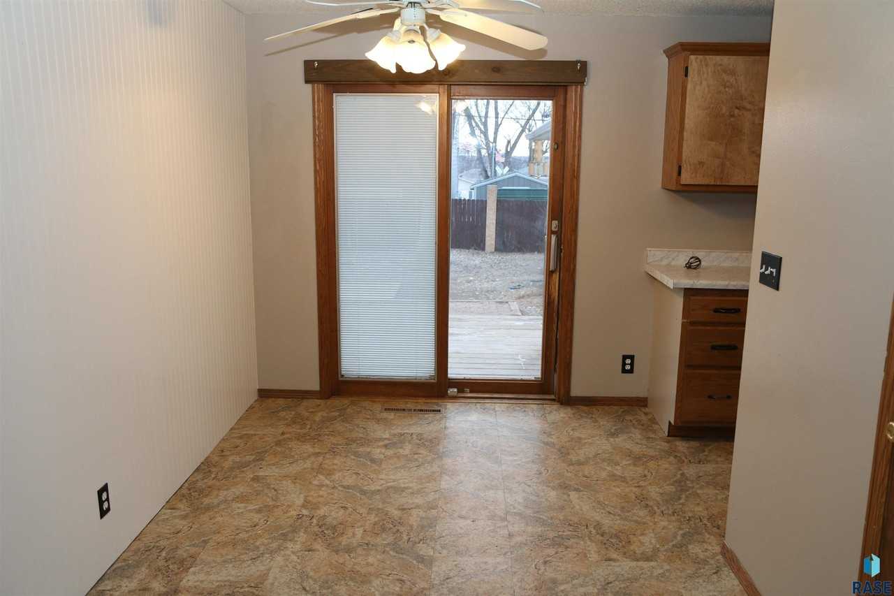 925 S Harrington Ave - Photo 5 of 17