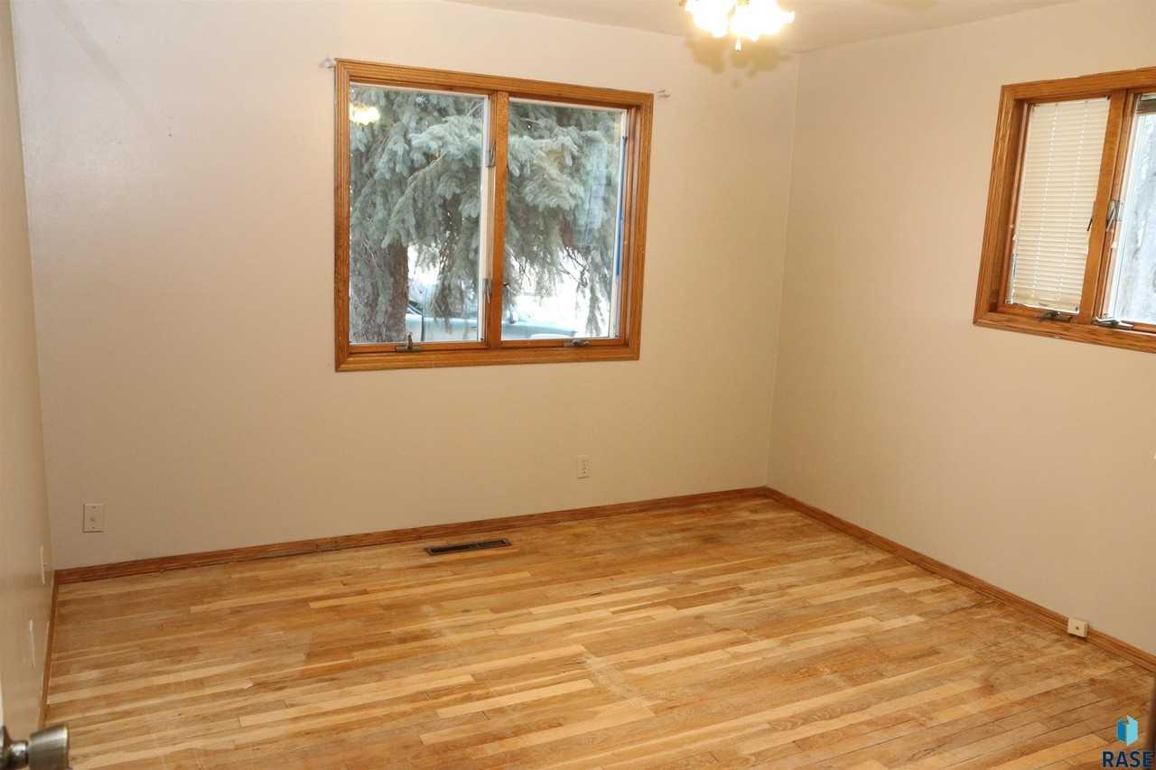 925 S Harrington Ave - Photo 6 of 17