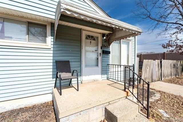 837 E Maxlow Ave - Photo 4 of 9