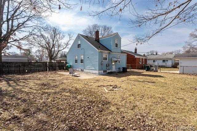 837 E Maxlow Ave - Photo 5 of 9