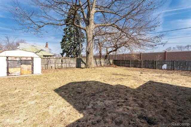 837 E Maxlow Ave - Photo 7 of 9