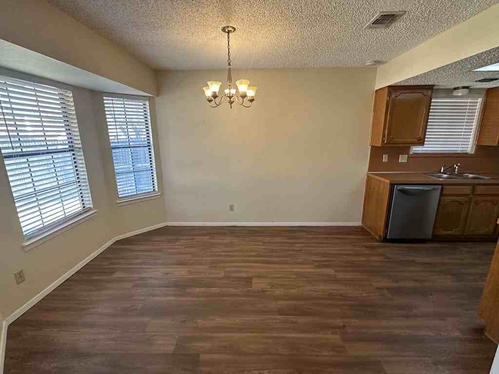 1710 Parkview Dr - Photo 4 of 16