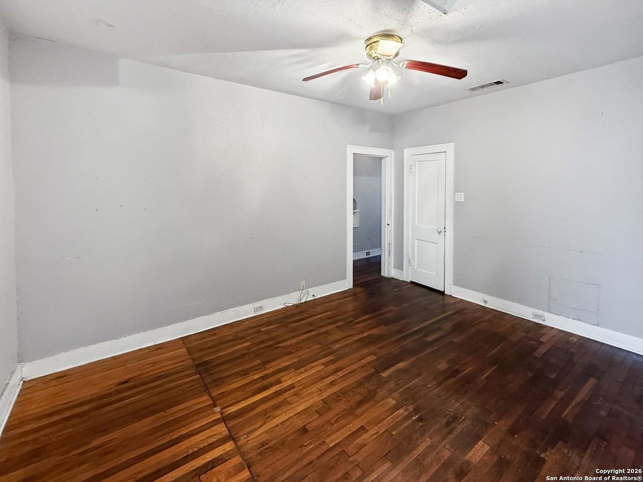 727 W Gramercy Pl - Photo 2 of 25