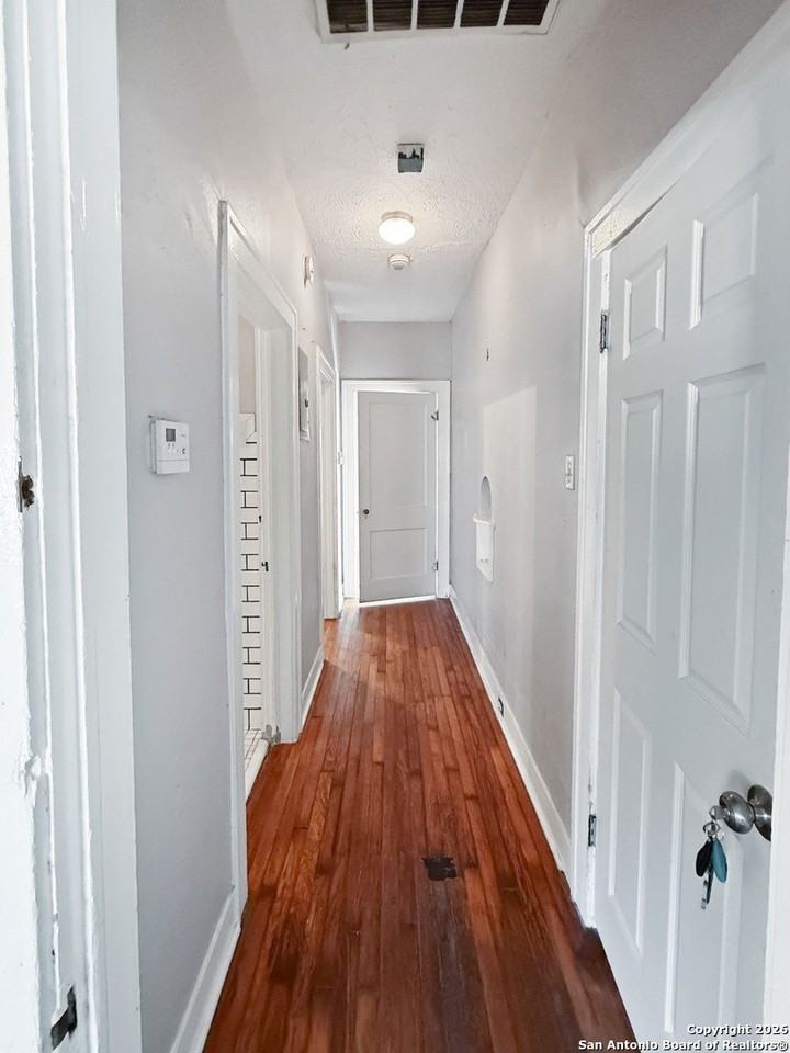 727 W Gramercy Pl - Photo 5 of 25