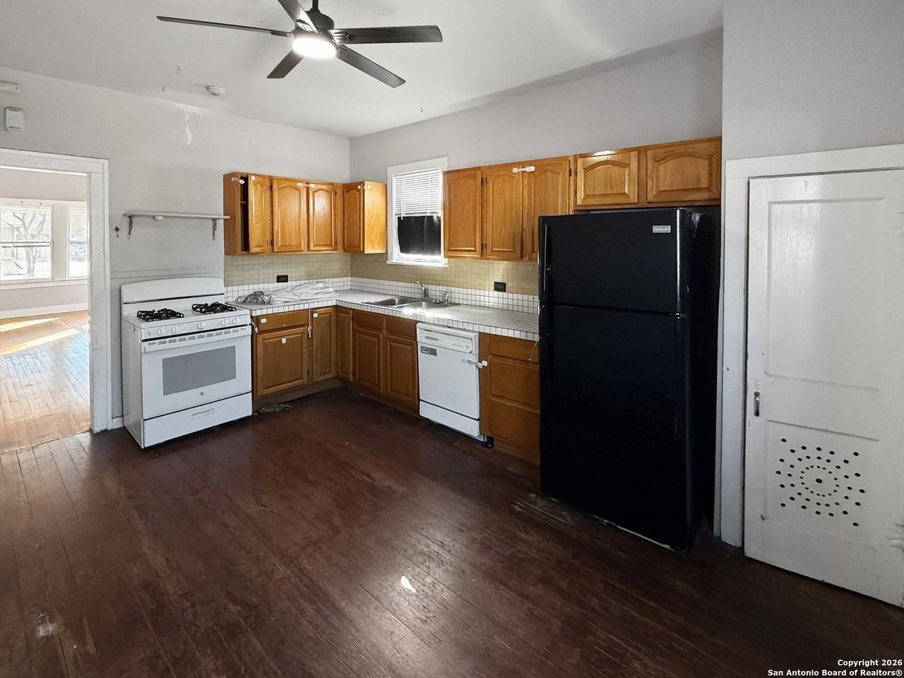 727 W Gramercy Pl - Photo 7 of 25