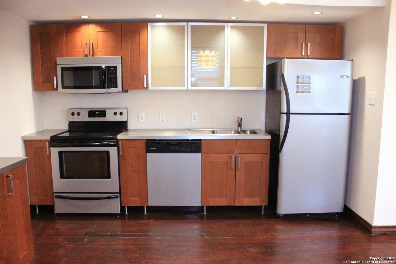 810 E Ashby Pl Apt 3 #3 - Photo 4 of 25