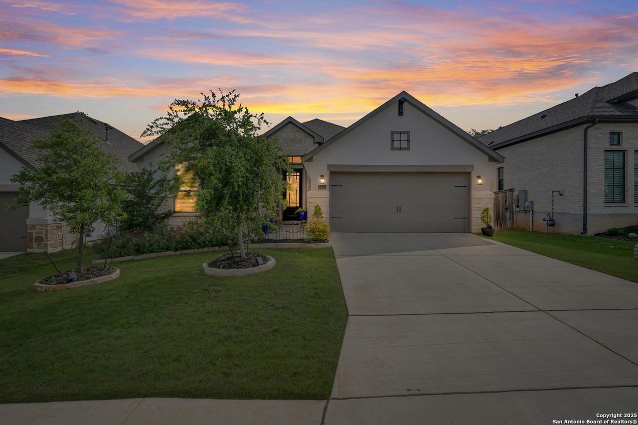 1057 Cadogan Squire - Photo 2 of 24