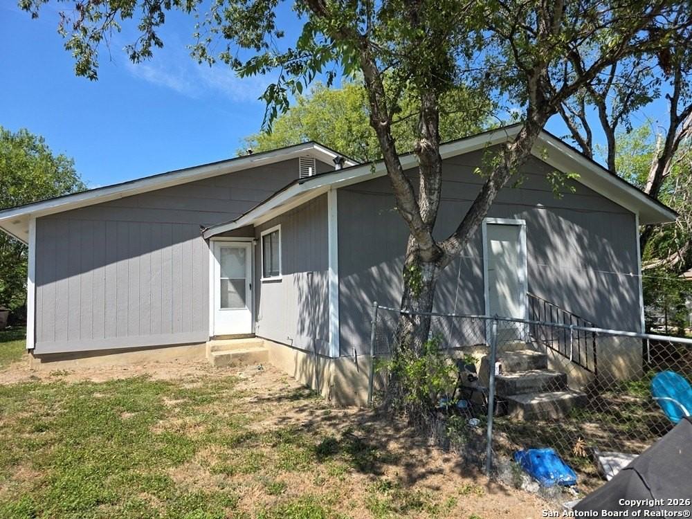 918 Hampton St Apt 1 #1 - Photo 3 of 17