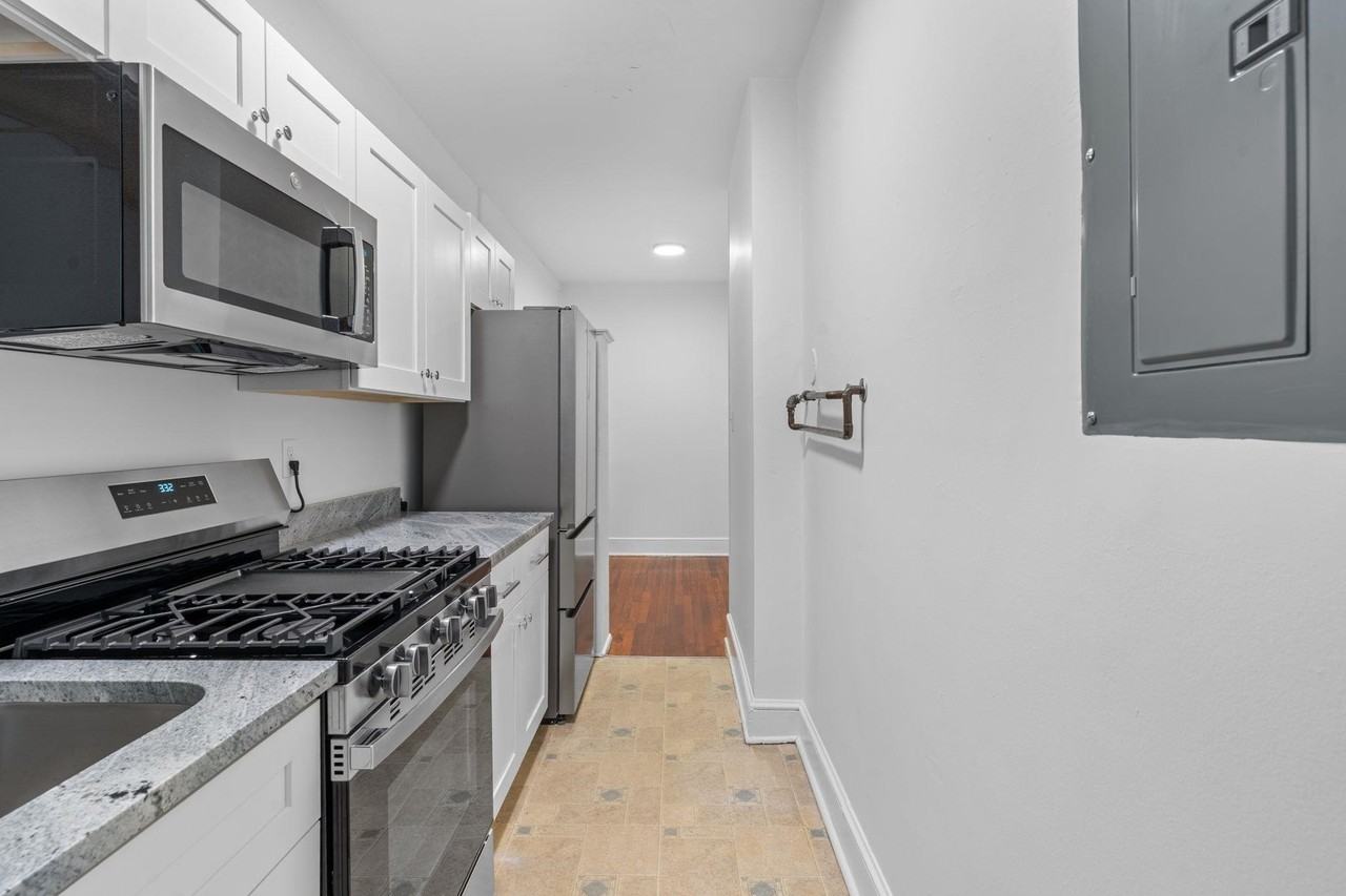 557 Beverly Ct Apt 1 #1 - Photo 4 of 22