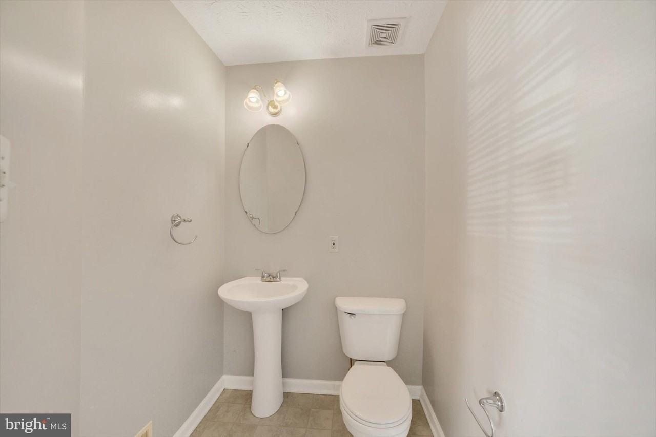 5032 Finsbury Rd - Photo 4 of 36