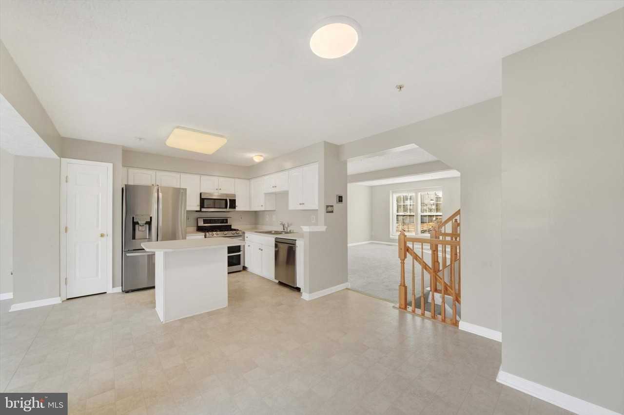 5032 Finsbury Rd - Photo 6 of 36