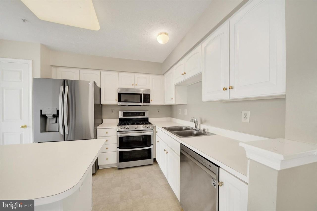 5032 Finsbury Rd - Photo 7 of 36