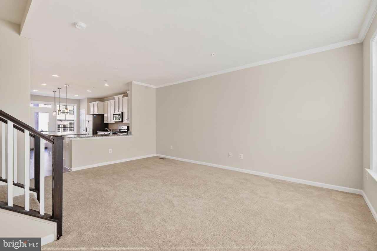 1023 Flester Ln - Photo 5 of 39