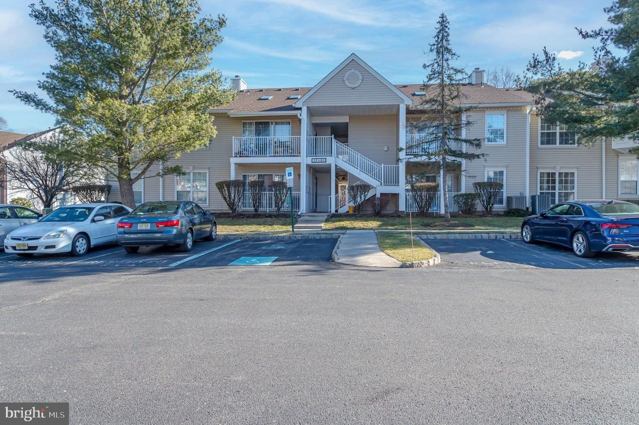 29 Amberly Ct - Photo 2 of 22