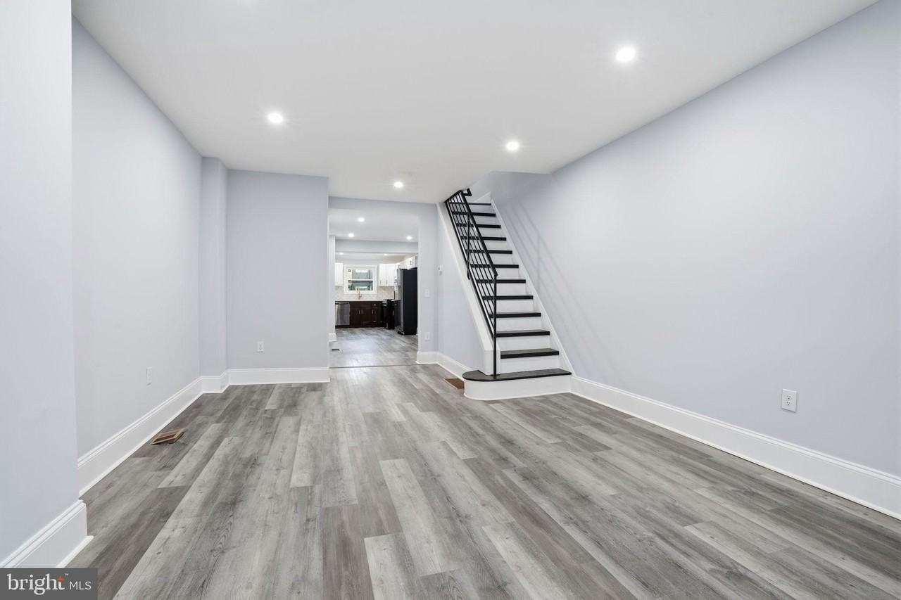 2037 E Cumberland St - Photo 4 of 21