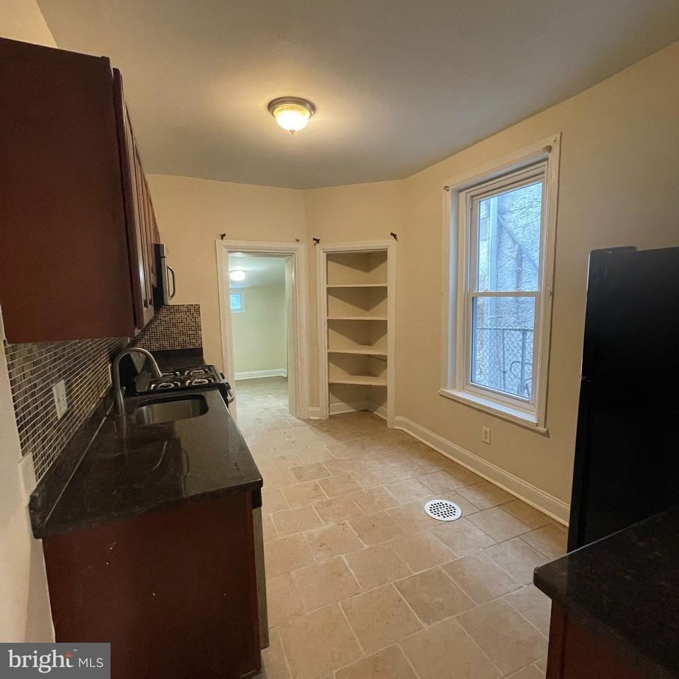 2214 W Berks St - Photo 4 of 16