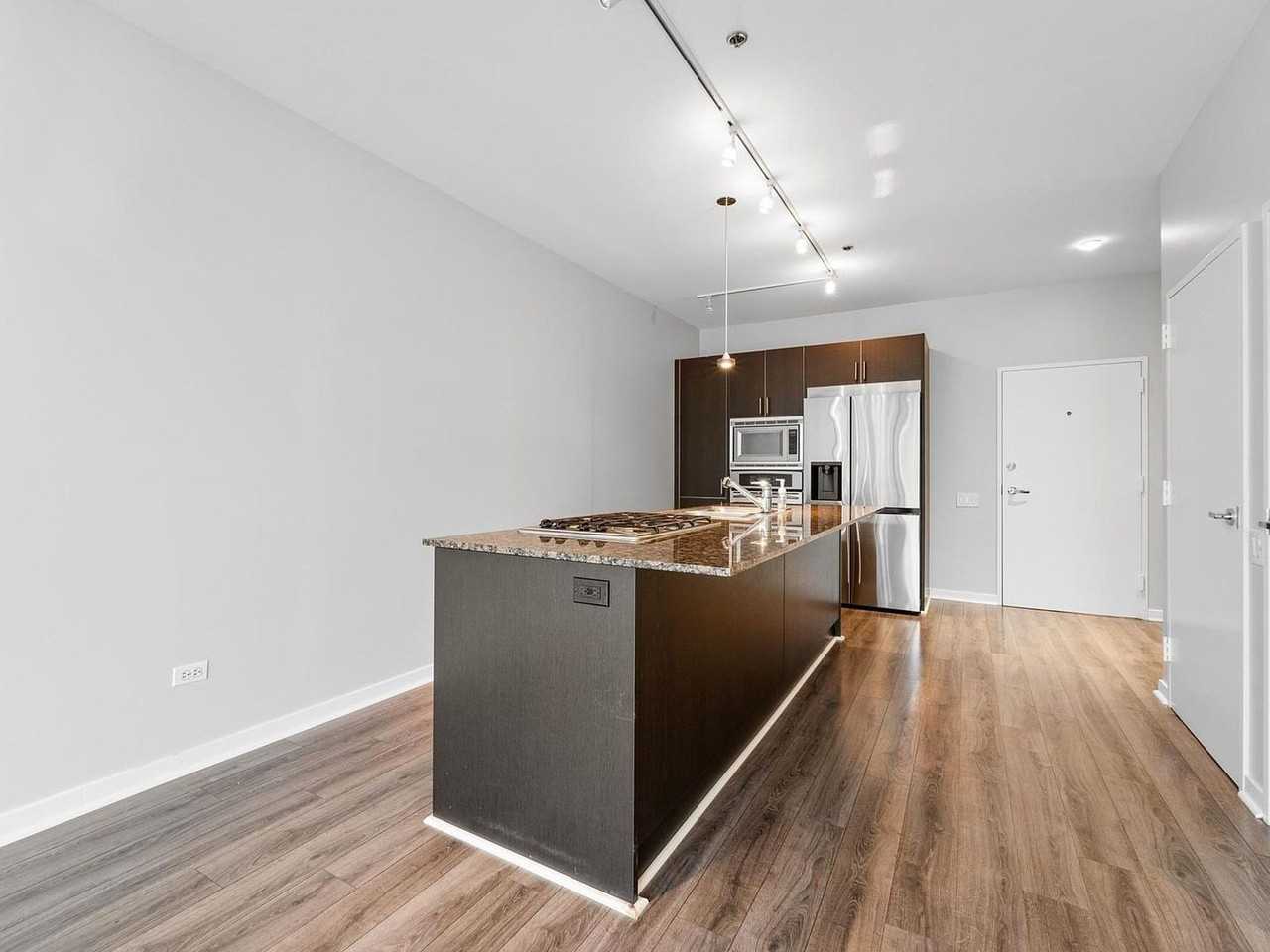 653 N Kingsbury St Apt 2004 #2004 - Photo 7 of 15