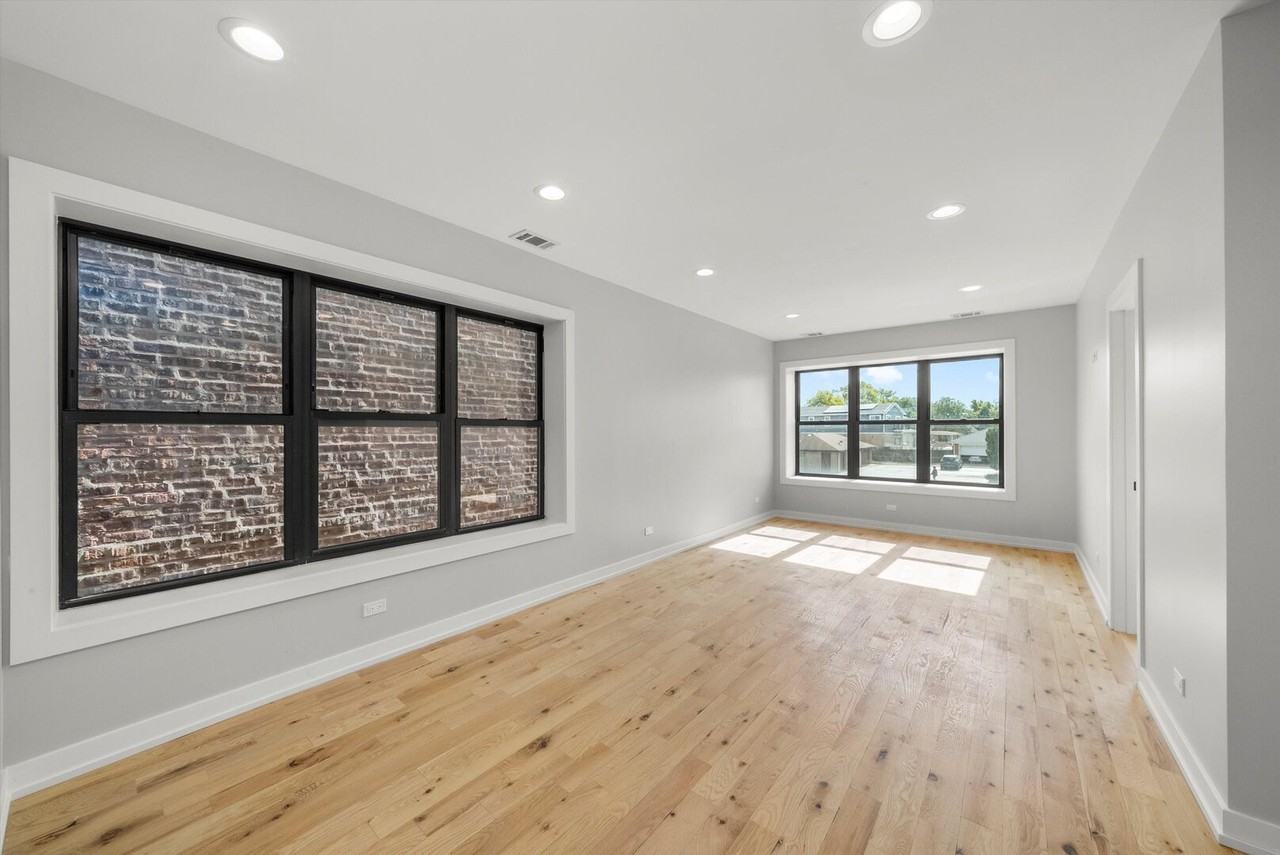 5738 S Archer Ave - Photo 3 of 16