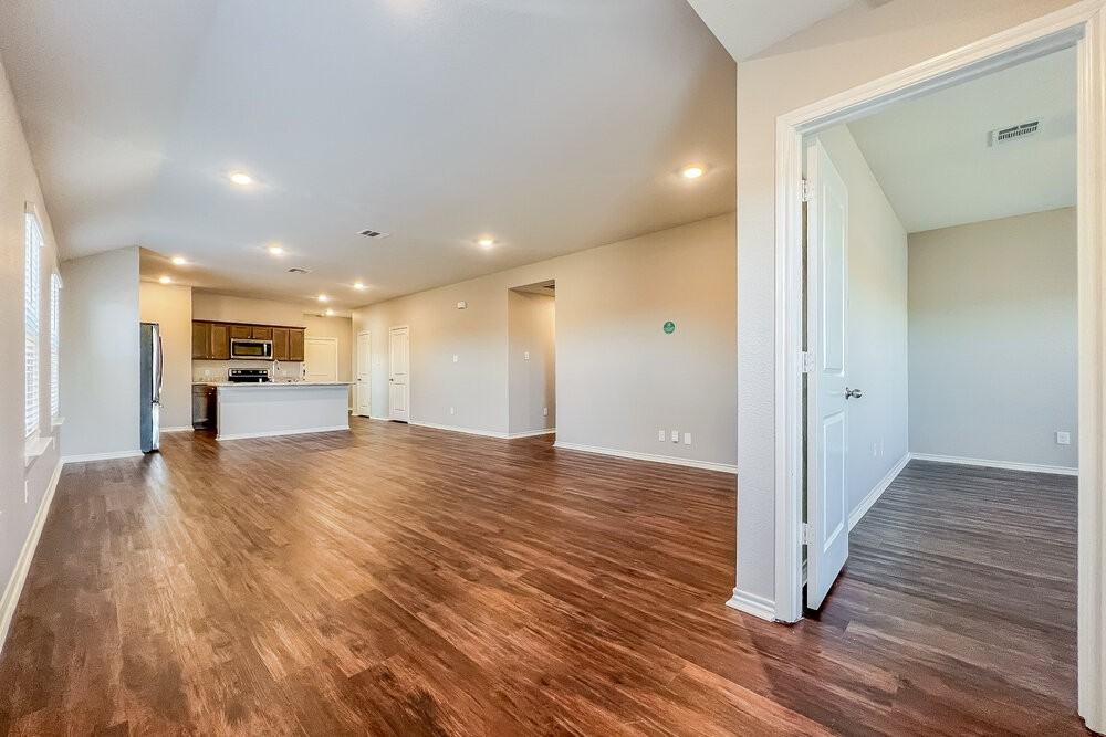 1805 Tulipwood Dr - Photo 3 of 19