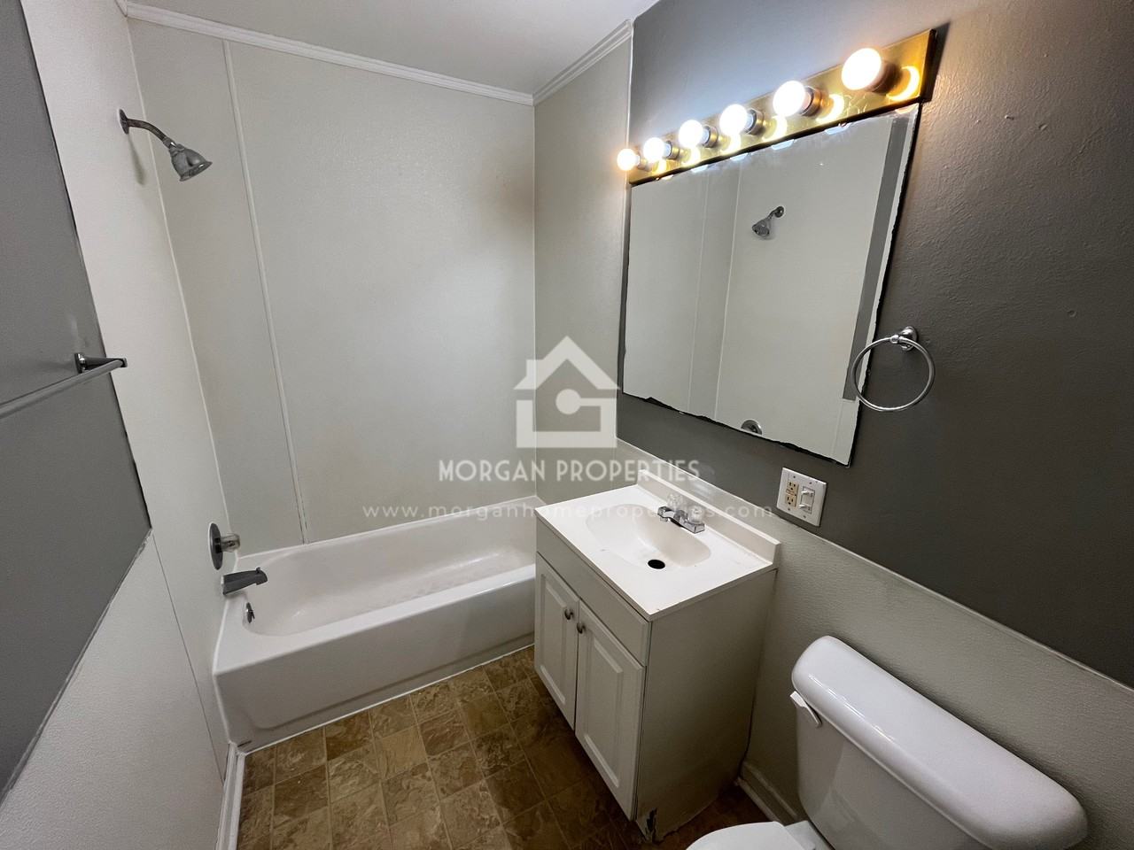 1531 W 10th St - Photo 4 of 6