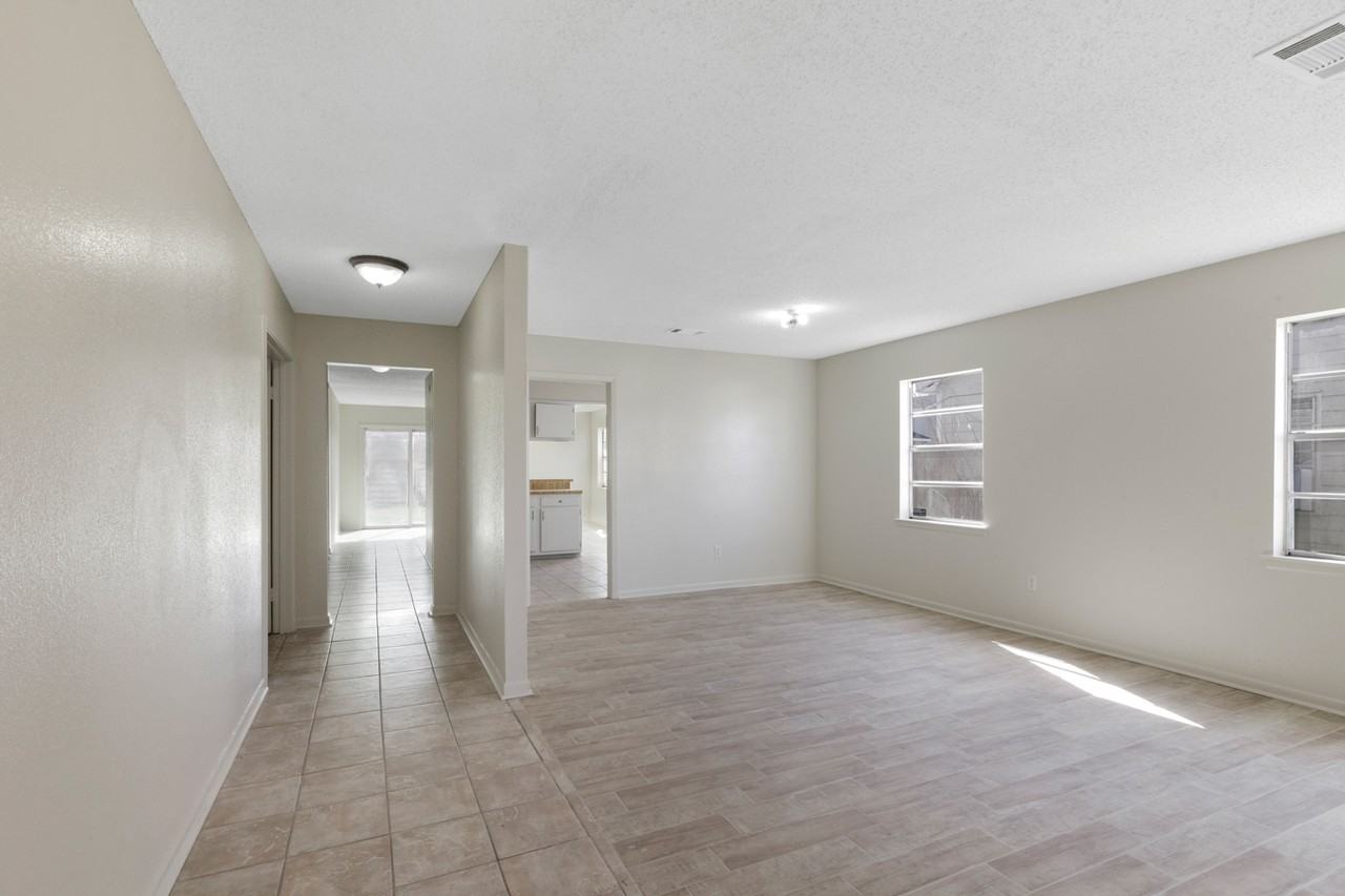 4025 Glenmere Dr #1 - Photo 5 of 20