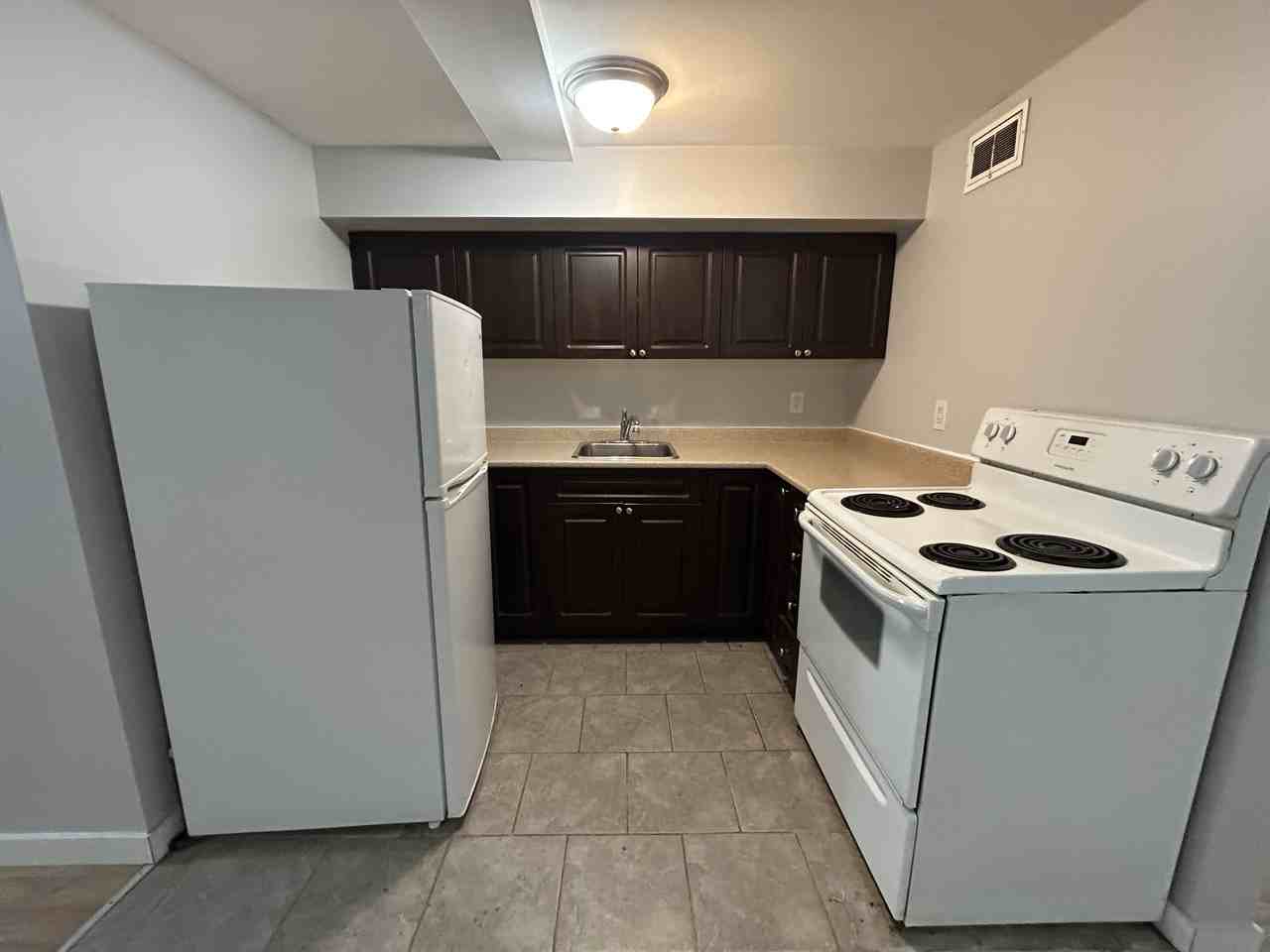 499 Osborne St - Photo 2 of 24